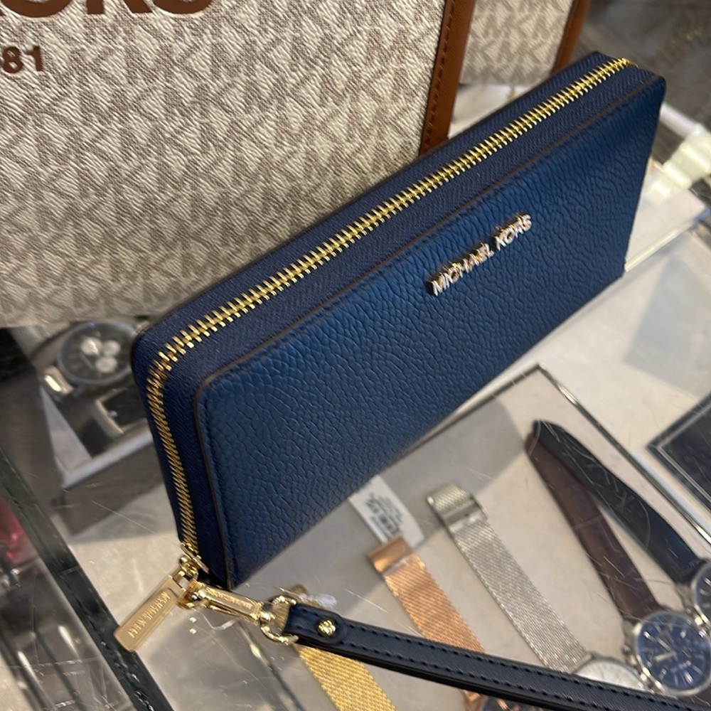 MICHAEL KORS LARGE TRAVEL CONTINENTAL WRISTLET WALLET NAVY BLUE COLOR
NWT - Picture 4 of 16